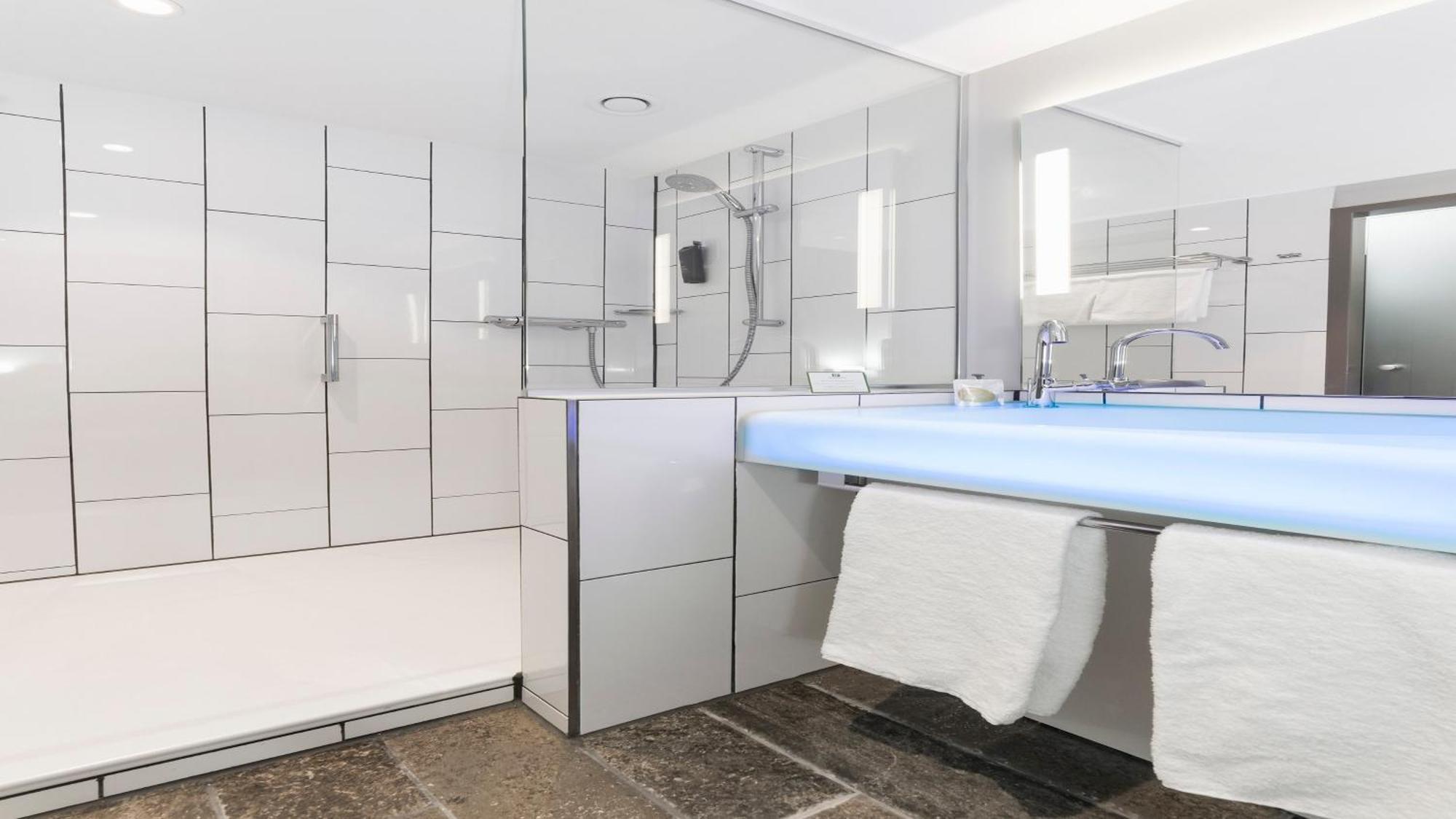 Suite mit Kingsize-Bett, Schlafsofa und Blick auf die Skyline